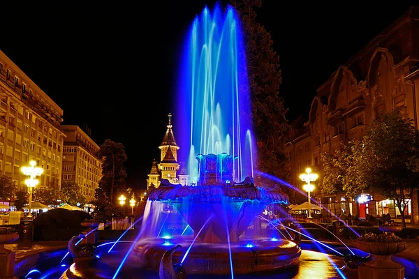 Fonte azul iluminada na Plaza Opera em Timisoara — Fotografia de Stock