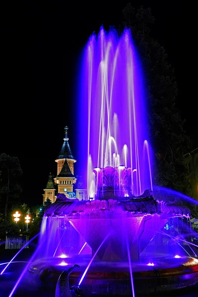 Голубой фонтан на площади Plaza Opera в Тимишоаре 1 — стоковое фото
