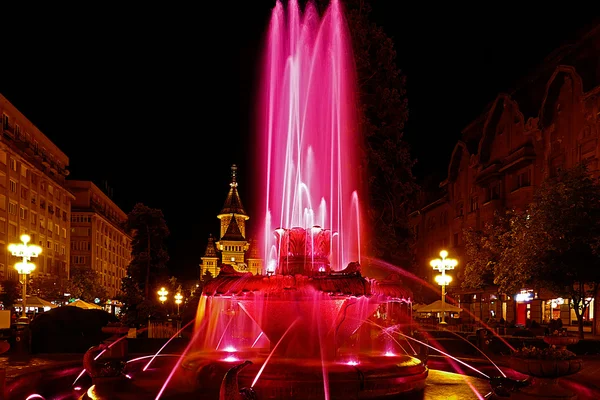 Fontana rossa illuminata sulla Plaza Opera di Timisoara 1 — Foto Stock