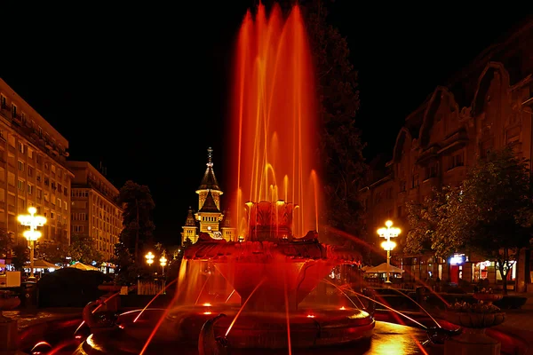 Czerwona podświetlana fontanna na Plaza Opera w Timisoara — Zdjęcie stockowe