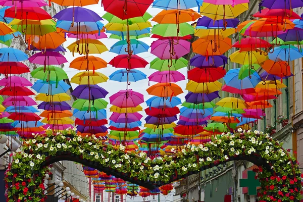 Ulice zdobené barevnými deštníky — Stock fotografie
