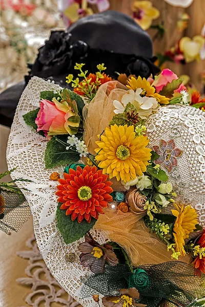 Cappello bianco di pizzo decorato con fiori — Foto Stock