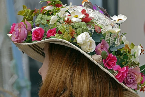 Frau mit Hut, geschmückt mit Blumen — Stockfoto