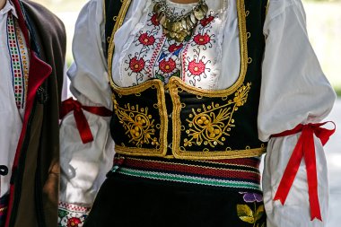 Kadınlar için geleneksel Sırp halk kostüm