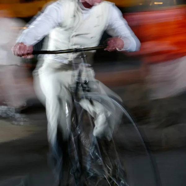 Abstract flytta cykel man på suddig bakgrund — Stockfoto