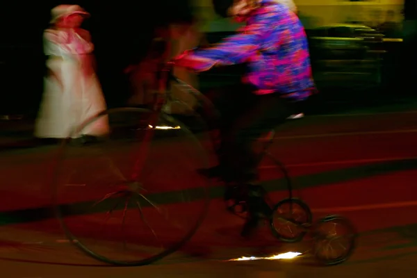 Moving bike man on blurred background.Lady in vintage dress — Stock Photo, Image