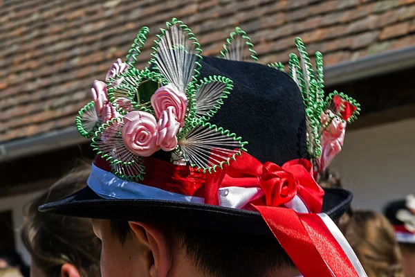 Hüte traditionelles deutsches Männchen, verziert mit beliebten Modellen — Stockfoto