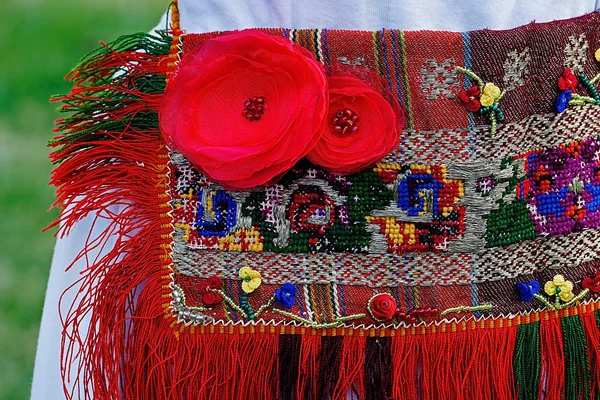 Kadınlar için geleneksel Romen halk kostüm — Stok fotoğraf