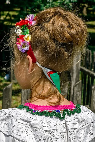 Ukrainischer Mädchenkopf geschmückt mit einem Band traditioneller Dekoration — Stockfoto