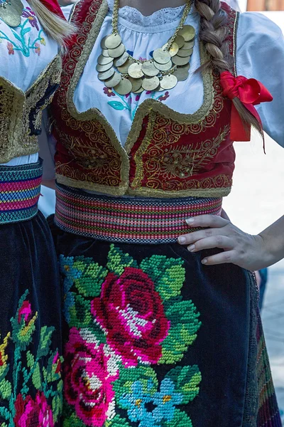 Détail du costume folklorique serbe pour femmes 1 — Photo