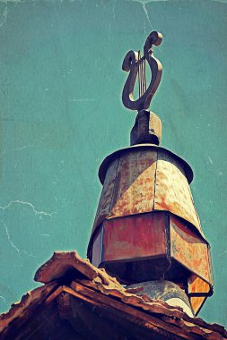 Vintage kilit bir harp simgeleyen eski metal işareti ile