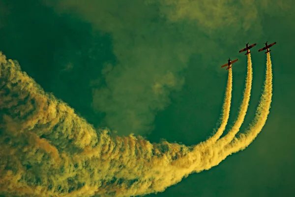Gökyüzünde duman çizimlerinin — Stok fotoğraf