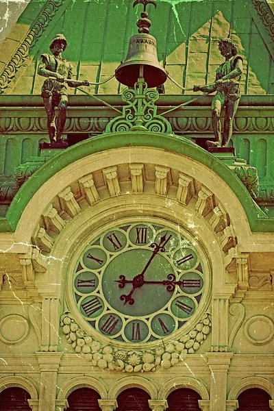 Relógio e Bell Tower vista da Câmara Municipal em Trieste — Fotografia de Stock