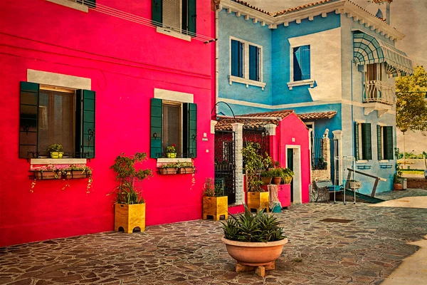 Colorido edificio de apartamentos en Burano, Italia 1 —  Fotos de Stock