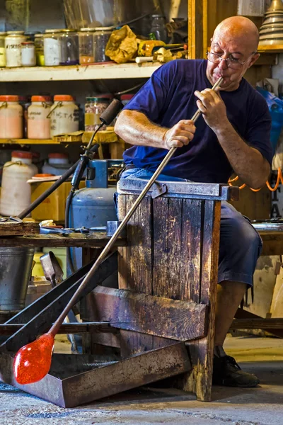Glassworker em ação na fábrica de vidro de Murano 1 — Fotografia de Stock