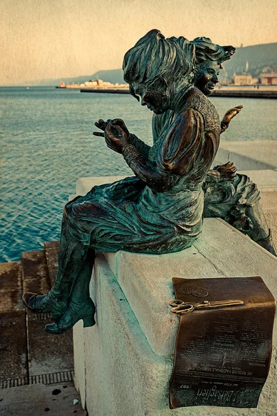 Escultura em bronze Le Sartine em Trieste, Itália — Fotografia de Stock