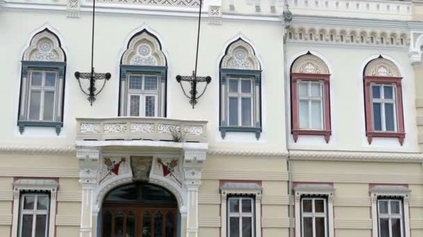 Decoraciones arquitectónicas.Fachada del Vicariato de Serbia en Timisoara (4 K) -2 — Vídeo de stock