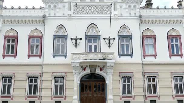Decorazioni architettoniche.Facciata del Vicariato serbo a Timisoara (4K ) — Video Stock
