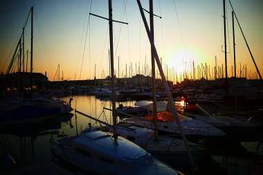 Günbatımı deniz daha küçük tekneler limanda. Trieste, İtalya