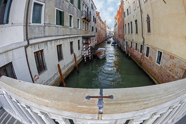 Rybí oko pohled na jednom kanálu v Benátkách, Itálie 2 — Stock fotografie