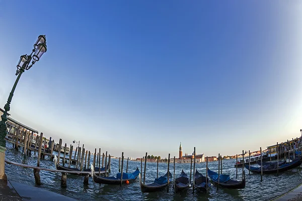 Вид на Гранд-канал с гондолами в Венеции — стоковое фото