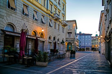 Trieste, İtalya, sabahın erken saatlerinde bir sokak