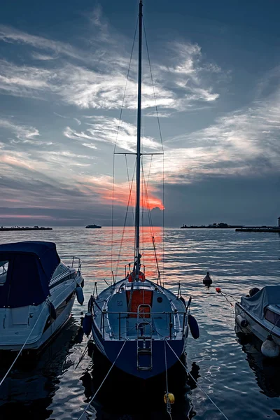Zachód słońca w mniejszym porcie łodzie. Trieste, Włochy 6 — Zdjęcie stockowe