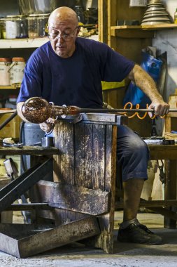 Murano cam fabrikasında cam işçisi iş başında.