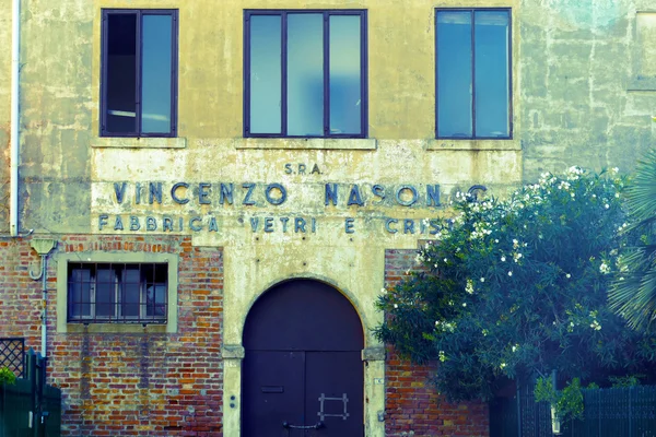 Old entrance and building. Glass factory in Murano, Italy — Stock Photo, Image