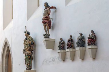 Rothenburg ob der Tauber, Bavyera, Almanya - 24 Mayıs 2025: Herrngasse 'den Franziskanerkirche' nin İçi. Gotik tarzı Fransisken kilisesi, 13. yüzyılda inşa edilmiş. Ortaçağ freskleri izleri..