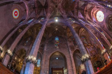 PALMA de MALLORCA, İspanya-SEPT. 20, 2023: Palma, La Seu 'daki Santa Maria Katedrali' nin içinde, Gotik bir Roma Katolik katedrali. Aragon Kralı I. James tarafından 1229 yılında başlatılmış ve 1601 yılında bitirilmiştir.