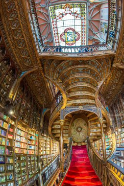 PORTO, PORTUGAL-APRIL 10, 2024: Livraria Lello e Irmao 'nun iç mimarisi, Portekiz' in en eski kitapçısı, 1891 tarihli, Harry Potter filmiyle ünlü.