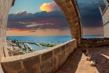 Palma 'daki Santa Maria Katedrali' nin terası ya da Mallorca, İspanya 'da bulunan Gotik Katolik katedrali La Seu. Aragon Kralı I. James tarafından 1229 yılında başlatılmış ve 1601 yılında bitirilmiştir..