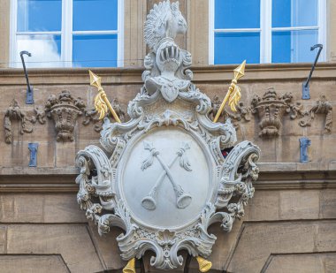 Bamberg, Bavyera, Almanya - 23 Mayıs 2025: 31 numaradaki ünlü Hauptwachstrase caddesindeki eski kasaba merkezindeki tarihi binanın ön cephesinin ayrıntıları.