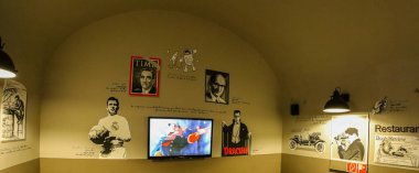 BUDAPEST, HUNGARY - 15 Ekim 2022: Bir otelin lobisindeki komik ve eğitici dekorasyonlar, çeşitli faaliyet alanlarından Macar şahsiyetleri temsil ediyor.