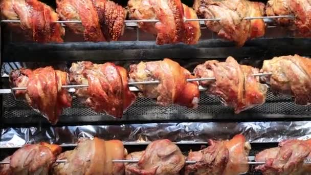 Rijen van kippen koken op een rotisserie — Stockvideo