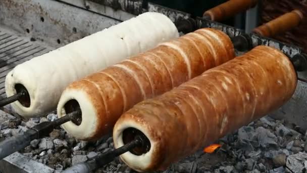 Kurtoskalacs bereid op de grill (footage 1) — Stockvideo