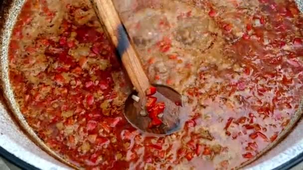 Zuppa con verdure, preparata tradizionalmente in una grande ciotola — Video Stock