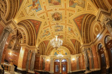 Budapeşte, Macaristan-15 Ekim 2022: Macaristan Devlet Opera Evi 'nin tavanının ayrıntıları, Miklos Ybl' in bir Neo-Rönesans tarzı, 1884 yılında açıldı ve Karoly Lotz tarafından fresklerle süslendi.