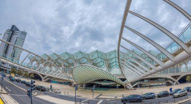 LISBON, PORTUGAL - 9 Nisan 2024: Gare do Oriente ya da Lizbon Oriente İstasyonu, Portekiz 'in ana taşıma merkezlerinden biridir. Mimar Santiago Calatrava tarafından tasarlandı ve Mayıs 1998 'de hizmete girdi.