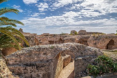 Antoninus Hamamları (Thermes d 'Antonin) arkeolojik alanın iç kısımları. Afrika 'da inşa edilen en büyük Roma hamamı, İmparator Antoninus Pius yönetimindeki MS 2. yüzyılın ortalarından kalma..