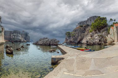 15. yüzyıldan kalma Fort Bokar (Zvjezdan) ve Fort Lovrijenac (Dubrovnik Cebelitarık) kalesinin panoramik manzarası 1018 yılında Hırvatistan 'ın Dubrovnik kentindeki deniz seviyesinden 37 metre yükseklikte inşa edildi..