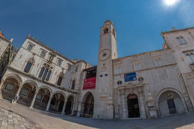 DUBROVNIK, CROATIA - AUG.18, 2022: Divona adındaki Sponza Sarayı, Luza Meydanı 'nda, Stradun Caddesi' nin sonunda, 16. yüzyıl sarayı. Karma Gotik ve Rönesans stili 1516-1522..