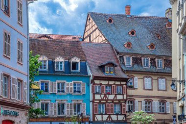 COLMAR, FRANCE - 5 Mayıs 2023: Ortaçağ eski kasabasında bulunan tipik mimarisi olan geleneksel Alsas binaları. Charlemagne tarafından ilk kez 884 'te bahsedildi. İyi korunmuş eski kasabasıyla ünlüdür..