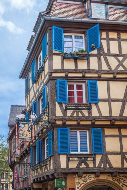 COLMAR, FRANCE - 5 Mayıs 2023: Ortaçağ eski kasabasında bulunan tipik mimarisi olan geleneksel Alsas binaları. Charlemagne tarafından ilk kez 884 'te bahsedildi. İyi korunmuş eski kasabasıyla ünlüdür..