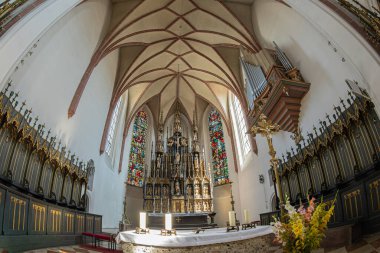 Burghausen, Bavyera, Almanya - 26 Ağustos 2025: Pfarrkirche St. Jakob, şehrin ortaçağ kilisesi, 1353 'teki büyük yangından sonra yeniden inşa edildi. Neo Gotik tarzı.