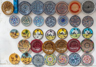 Nabeul, Tunus, Kuzey Afrika - 30 Ekim 2025: Tabaklarda Tunus 'un geleneksel seramik yapısı, belirli desenlerle boyanmış.