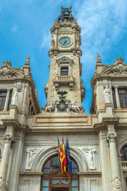 VALENCIA, İspanya - 28 Mart 2022: Belediye meclisi binası, belediye meclisinin merkezi, iki binayı birleştirir: Eğitim Evi, 1758-1763, ve 1930 yılında inşa edilen yapı..