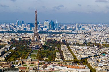Eyfel Kulesi ve Paris La Défense merkezleri ile havadan görünümü