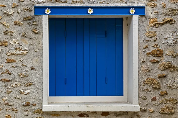 Achtergrond gevel met houten raam geschilderd in blauw — Stockfoto